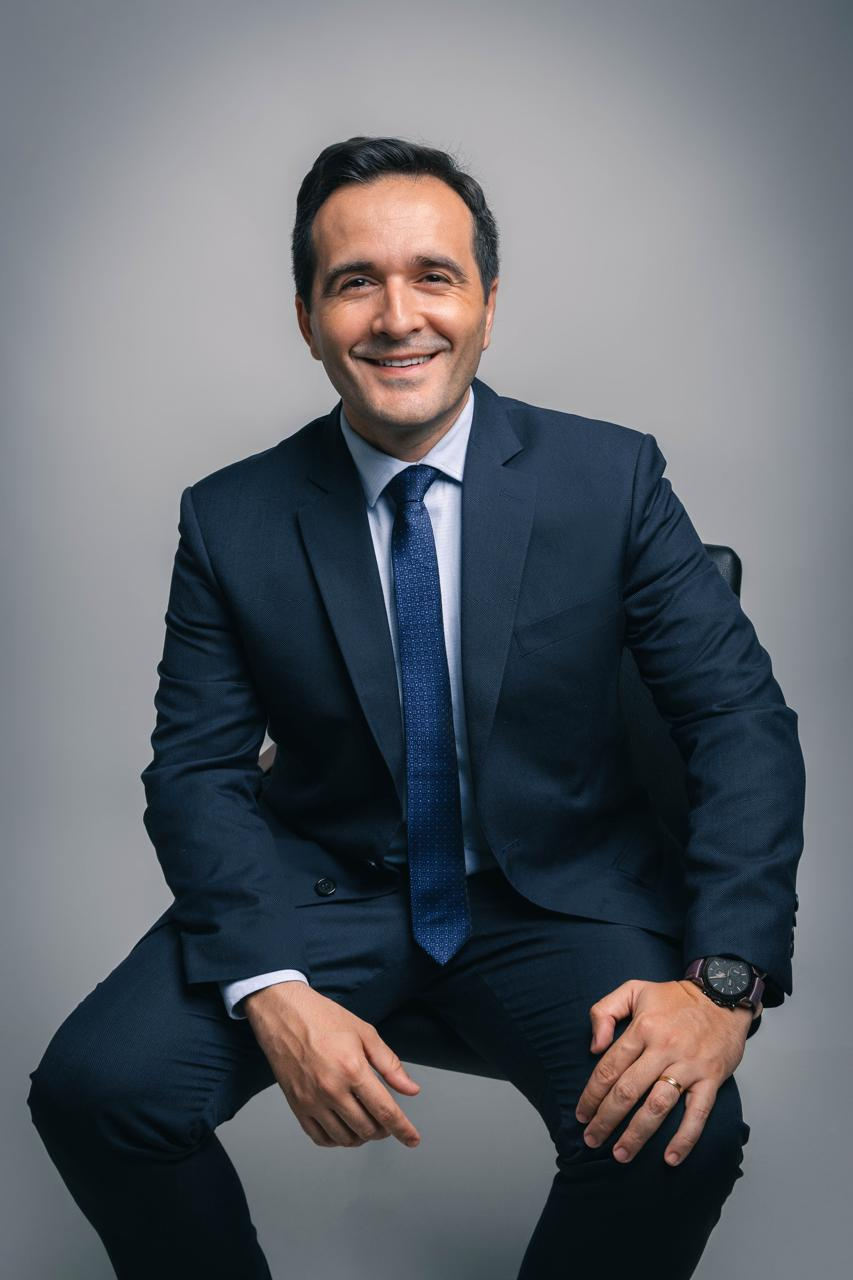Retrato do Dr. Danilo Carvalho, coloproctologista e endoscopista digestivo